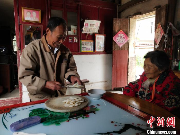 耄耋老人的浪漫十年守妻路：“执子之手，与子偕老”